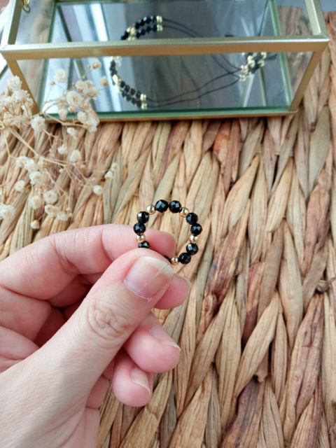 Pierścionek elastyczny z czarnych spineli Bella